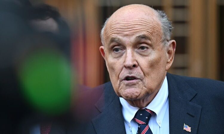  Rudy Giuliani’s lawyers are trying to quit his d...