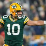 Packers rout Saints to clinch play-off spot