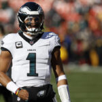 Eagles QB Jalen Hurts leaves game vs. Commanders f...