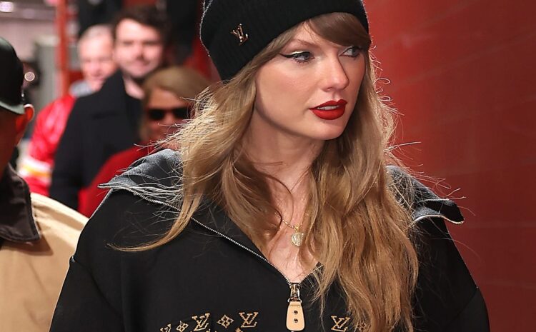  Taylor Swift arrives at Chiefs vs. Bills AFC Champ...