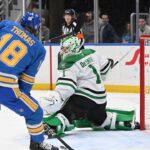 DeSmith stops 33 shots in his 2nd shutout of the season as Stars top Blues 2-0