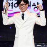 Yoo Jae-suk clinches grand prize at SBS Entertainment Awards