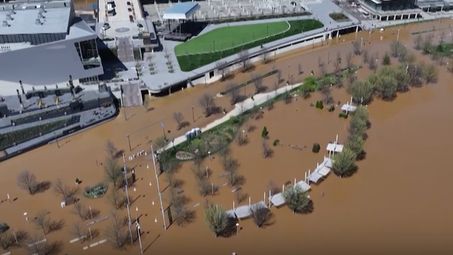  Business owners, concertgoers adjust to flooding i...