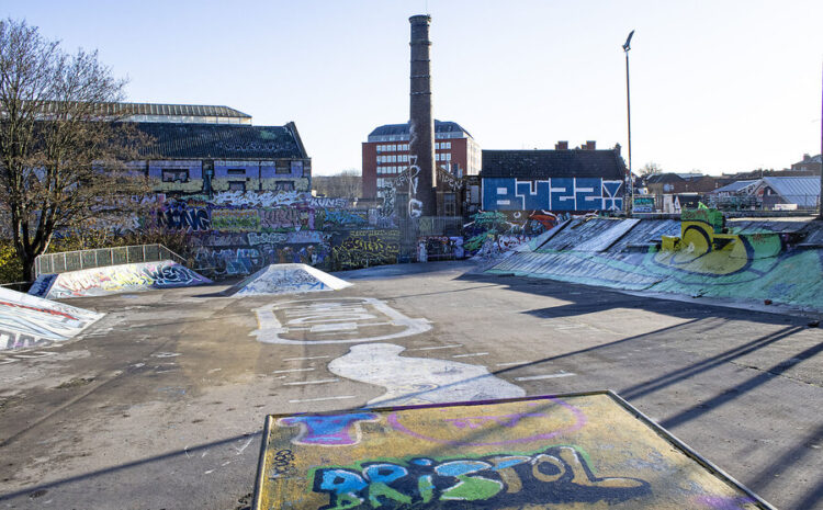 English voters scatter from the center, strengthening extremes