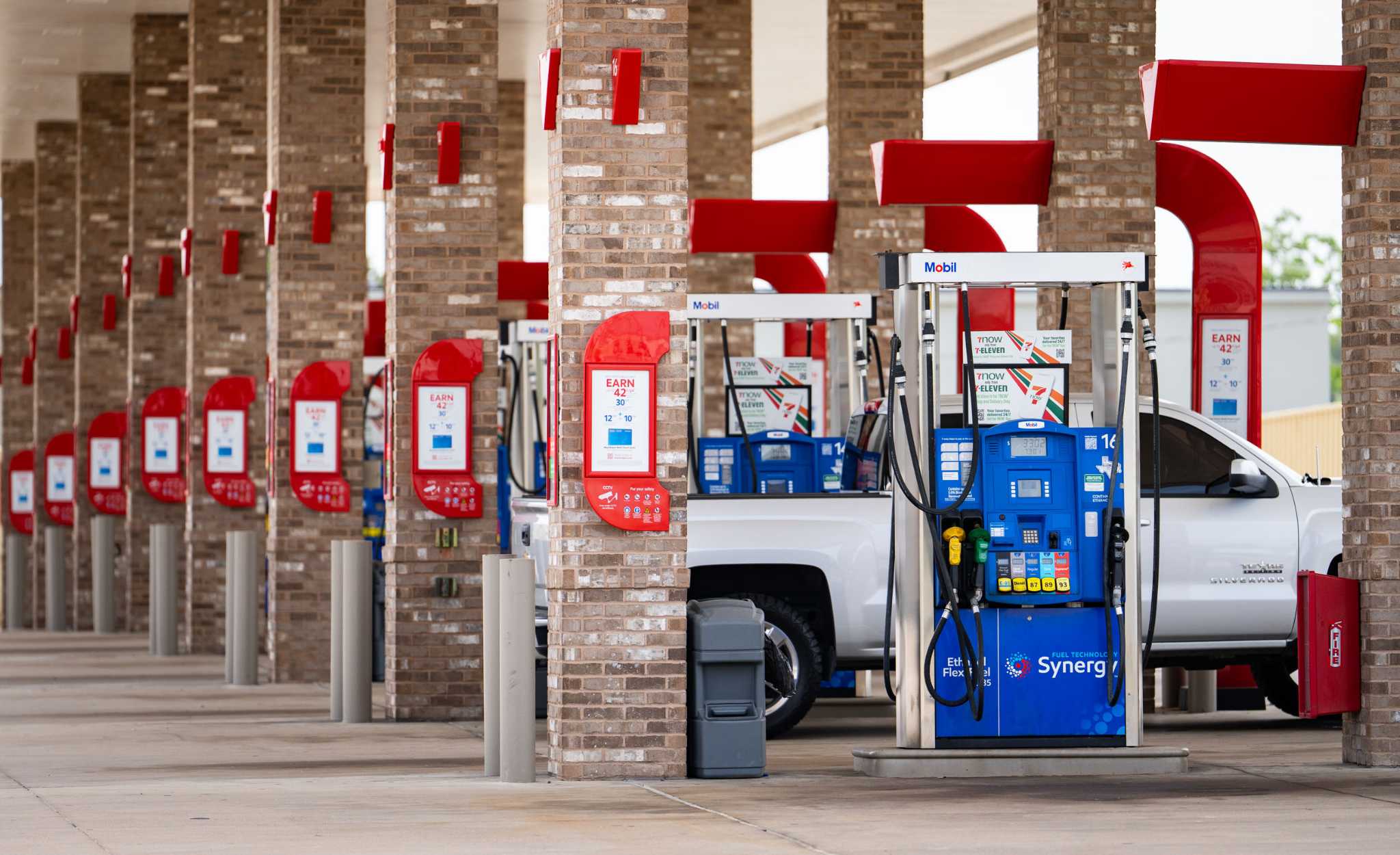 Holiday drivers save at the pump as Houston gas prices keep trending down